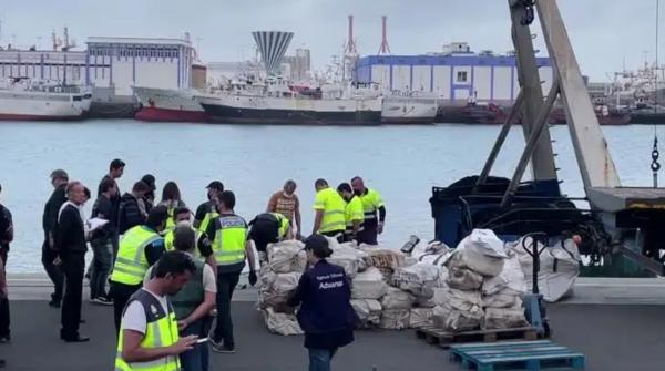 إسبانيا تحجز سفينة بعلَم افريقي محملة بأطنان من الكوكايين مخبأة بطريقة ذكية(فيديو)